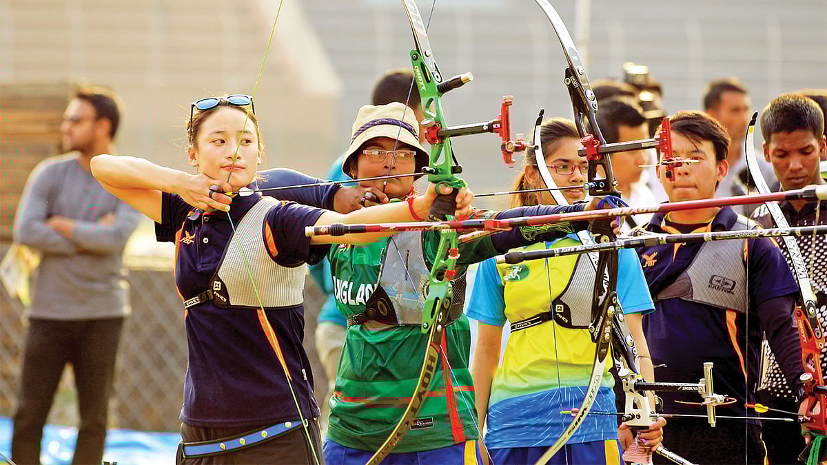 অন্য প্রতিযোগীদের সঙ্গে বাংলাদেশের শ্যামলী রায়