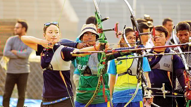 অন্য প্রতিযোগীদের সঙ্গে বাংলাদেশের শ্যামলী রায়