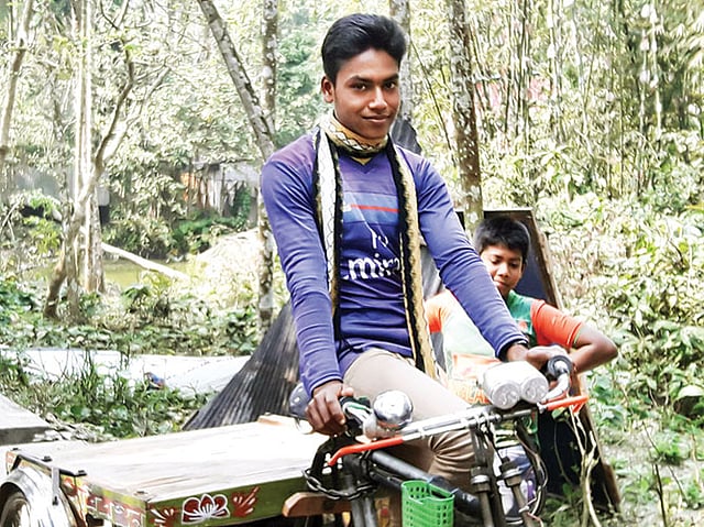 ভ্যান চালাচ্ছেন ইমাম শেখ।