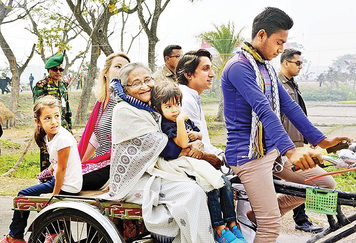 গত ২৭ জানুয়ারি ইমাম শেখের ভ্যানে প্রধানমন্ত্রী। ছবি: ফোকাস বাংলা