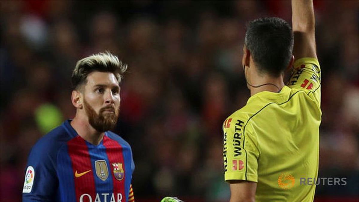 চলতি মৌসুমে স্প্যানিশ লিগে ১৪টি কার্ড দেখেছে বার্সেলোনার ‘এমএসএন’ ত্রয়ী। ছবি: রয়টার্স