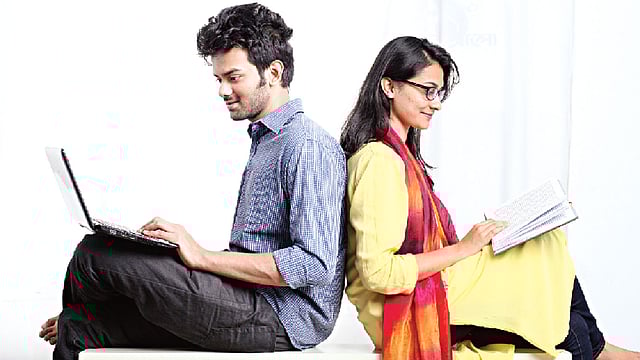তরুণেরা শুধু ‘মুখবই’তেই ডুবে থাকে না। মলাটবন্দী কাগুজে বই​ও তাঁদের রোমাঞ্চিত করে, ভাবায়। মডেল: আকিব ও ইভা। ছবি: খালেদ সরকার