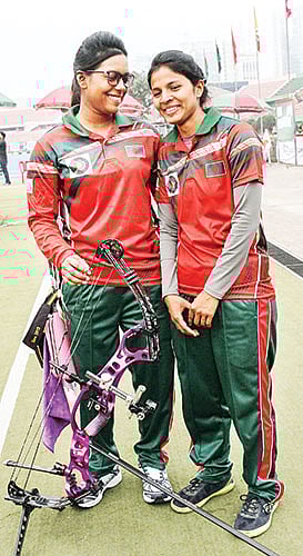 ​িতরন্দাজ বন্যা ও হীরা মনি। ছবি: শামসুল হক