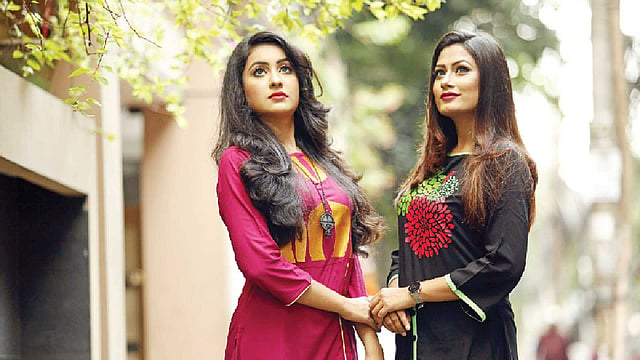 যত্ন নিলেই চুল থাকবে ঝলমলে। ছবি: নকশা