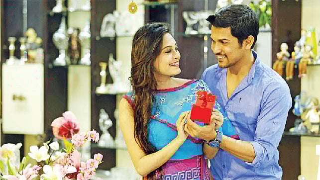 মনের কথাটা অভিনব উপায়ে বললে হয়তো প্রেম হয়ে যেতেও পারে। মডেল: সায়রা ও বাপ্পা, ছবি: অধুনা