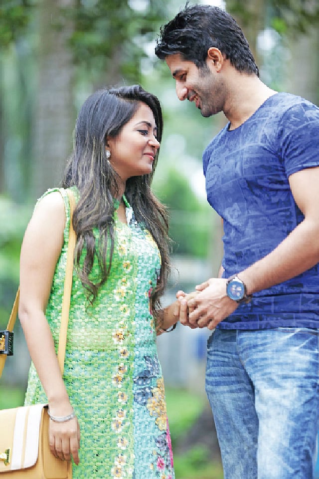 বন্ধুর প্রেমে সাড়া দেওয়ার আগেই ভাবনা চিন্তা করতে হবে।  মডেল: অন্তরা ও ইমরান, ছবি: অধুনা