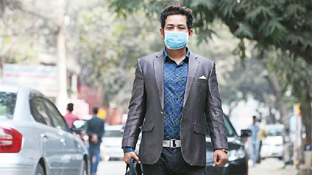 ধুলার হাত থেকে বাঁ​চতে মাস্ক ব্যবহার করতে পারেন। মডেল: মিথুন, ছবি: অধুনা