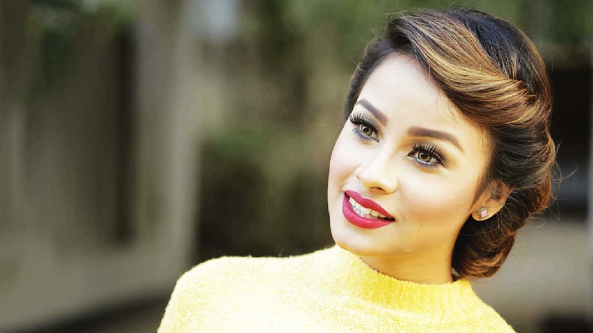 ত্বকের সতেজ ভাব ধরে রাখতে বাইরে যাওয়ার আগে সানস্ক্রিন ব্যবহার করুন। মডেল: মাশিয়াত, ছবি: প্রথম আলো