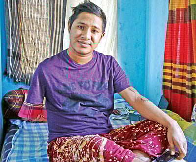 ঢাকা বিশ্ববিদ্যালয়ের শিক্ষার্থী মিনার। ছবিটি গত বুধবার বিকেলে পুরান ঢাকার হোসেনী দালান থেকে তোলা l প্রথম আলো