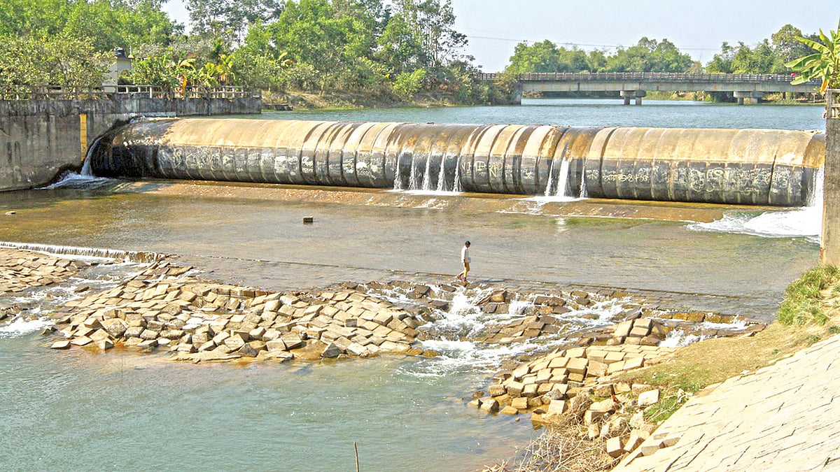 চট্টগ্রামের ফটিকছড়ি উপজেলার ভূজপুরের আমতলী এলাকায় কৃষিতে সেচের জন্য হালদা নদীতে রাবার ড্যাম (বাঁধ) বসানো হয়েছে। ছবিটি ২ ফেব্রুয়ারি তোলা l সৌরভ দাশ