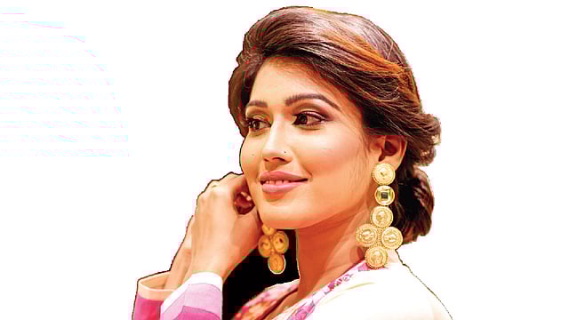 চেহারার সঙ্গে মানাবে এমন দুলই বেছে নেওয়া ভালো। মডেল: মিমি, ছবি: কবির হোসেন, কৃতজ্ঞতা: কনক