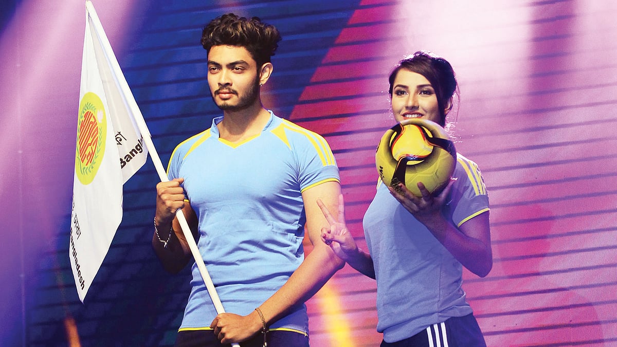 হাতে ঢাকা আবাহনীর পতাকা ও ফুটবল। আবাহনীর প্রতিষ্ঠাতা শেখ কামালের নামে আয়োজিত টুর্নামেন্ট শেখ কামাল ক্লাব কাপের ড্র অনুষ্ঠানে ক্যাটওয়াক করলেন দুই মডেল। কাল রাজধানীর একটি হোটেলে l প্রথম আলো