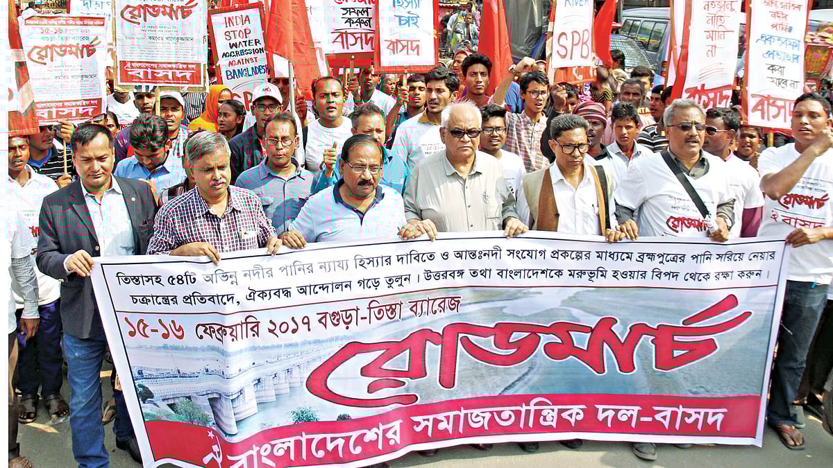 তিস্তাসহ ৫৪টি অভিন্ন নদীর পানির ন্যায্য হিস্যার দাবিতে বাসদ রাজশাহী ও রংপুর বিভাগের উদ্যোগে দুই দিনব্যাপী বগুড়া থেকে তিস্তা ব্যারাজমুখী রোডমার্চ গতকাল শুরু হয়েছে। ছবিটি বগুড়া শহরের সাতমাথা এলাকা থেকে তোলা l প্রথম আলো