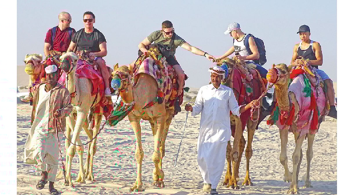 উটের পিঠে চড়ে মরু পাড়ি দেওয়ার সুযোগ কে আর হাতছাড়া করতে চায়! ছবি: প্রথম আলো