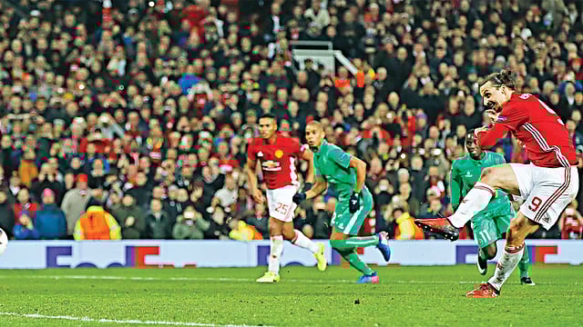 ৩৫ বছর বয়সেও ঔজ্জ্বল্য ছড়াচ্ছেন ইব্রাহিমোভিচ। পরশু ইউরোপা লিগে সেঁত এতিয়েনের বিপক্ষে করেছেন ম্যানচেস্টার ইউনাইটেডের জার্সিতে তাঁর প্রথম হ্যাটট্রিক l এএফপি