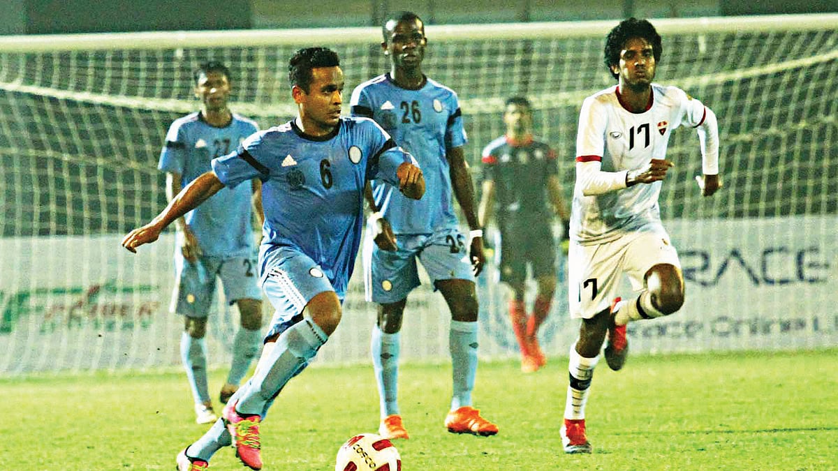 বল দখলের লড়াইয়ে এখানে এগিয়ে ঢাকা আবাহনীর ইমন মাহমুদ। কিন্তু শেষ পর্যন্ত শেখ কামাল ক্লাব কাপের প্রথম ম্যাচে হেরে গেছে বাংলাদেশ প্রিমিয়ার লিগ চ্যাম্পিয়নরা। কাল চট্টগ্রাম এমএ আজিজ স্টেডিয়ামে l প্রথম আলো