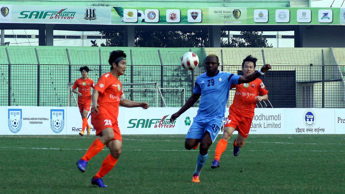 ড্র করে ​সেমিফাইনালের আশা বাঁচাল ঢাকা আবাহনী। ছবি: বাফুফে