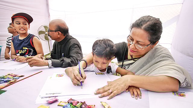 বরেণ্য শিল্পী ফরিদা জামান ও আবদুল মান্নানের হাতে শিশুদের হাতেখড়ি