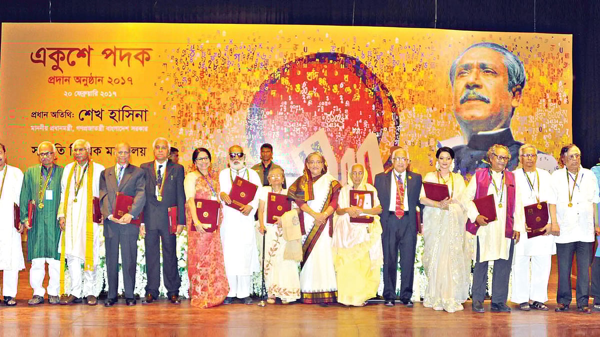 রাজধানীর ওসমানী স্মৃতি মিলনায়তনে গতকাল একুশে পদক বিতরণের পর পদকপ্রাপ্ত বিশিষ্ট নাগরিক ও অতিথিদের সঙ্গে প্রধানমন্ত্রী শেখ হাসিনা l ছবি: ফোকাস বাংলা