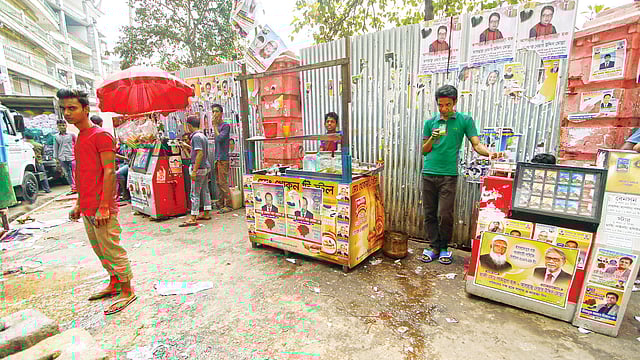 আহসান মঞ্জিলের সীমানাপ্রাচীর ঘেঁষে ফুটপাতে বসেছে দোকানপাট। ছবিটি গত রোববারের l প্রথম আলো