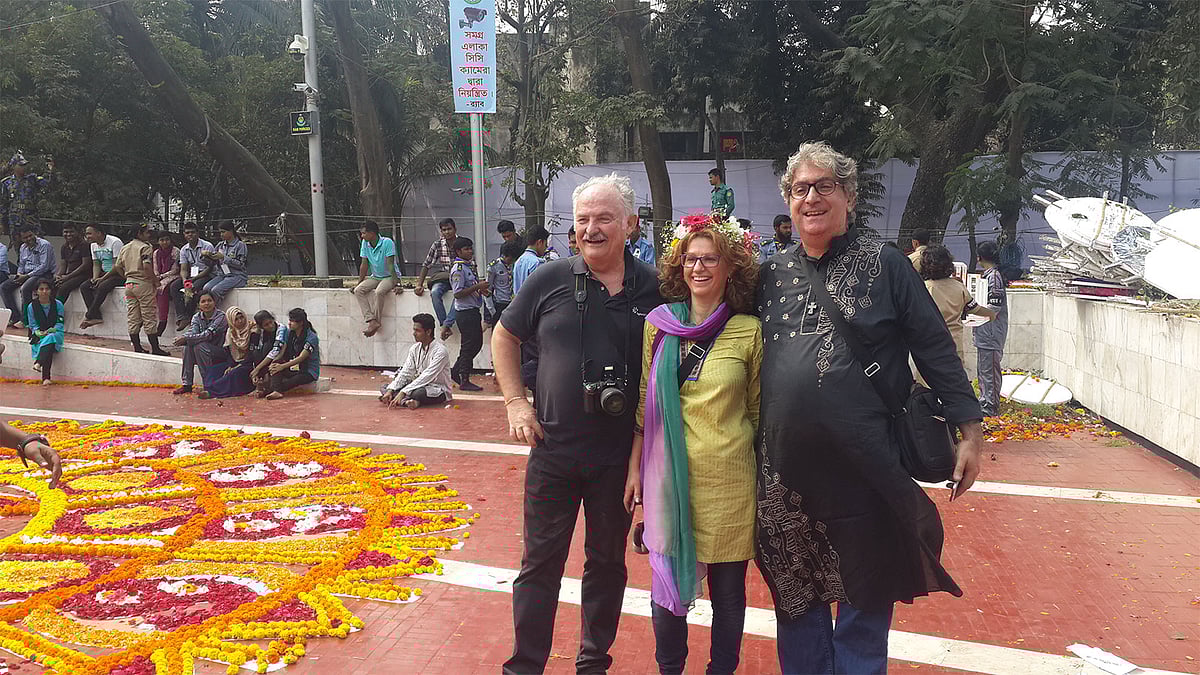 ভাষাশহীদদের প্রতি শ্রদ্ধা জানাতে কেন্দ্রীয় শহীদ মিনারে এসেছিলেন এ দেশে অবস্থানরত বিদেশি নাগরিকেরা। ছবি:আহমেদ দীপ্ত