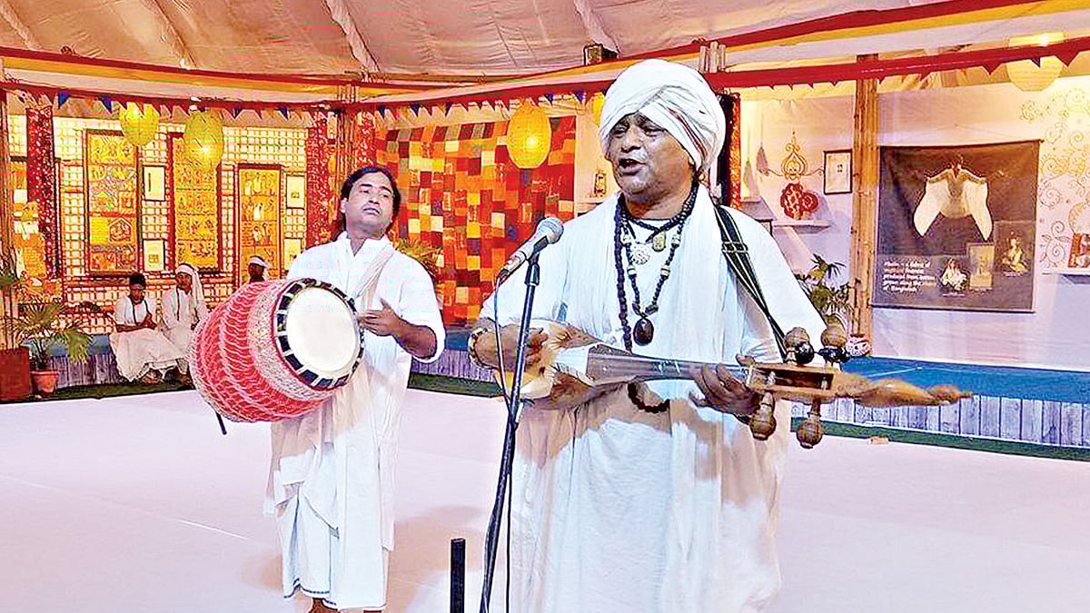 উৎসবের দ্বিতীয় দিনে বাংলাদেশ প‍্যাভিলিয়নে গান করেন বাউল শফি মণ্ডল। সঙ্গে ছিল সাধনার শিল্পীদের নাচ l ছবি: প্রথম আলো