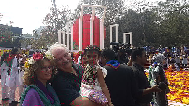 ভাষা শহীদদের প্রতি শ্রদ্ধা জানাতে কেন্দ্রীয় শহীদ মিনারে এসেছিলেন দেশে অবস্থানরত বিদেশি নাগরিকেরা। ছবি– আহমেদ দীপ্ত