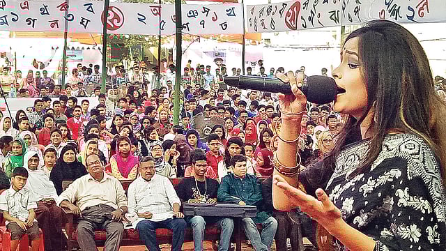 রাজশাহী কলেজিয়েট স্কুল মাঠে বর্ণমেলা অনুষ্ঠানে সংগীত পরিবেশন করছেন অঙ্কন