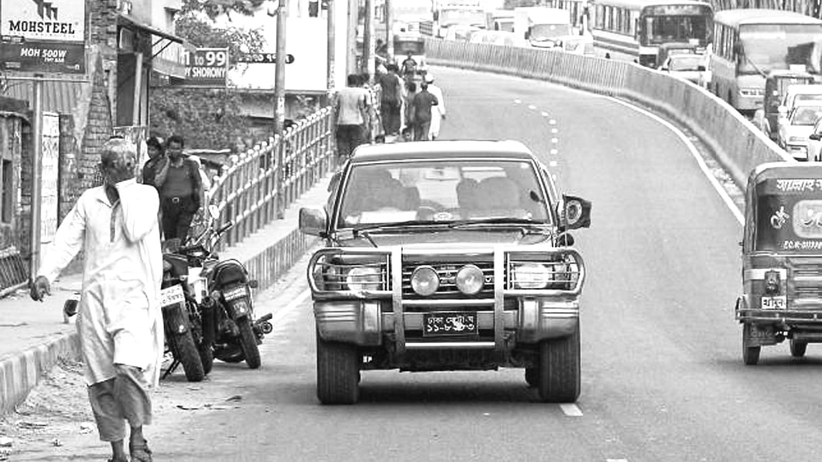 ঢাকা শহরের মানুষ যখন যানজটে অতিষ্ঠ, তখন উল্টো পথে যে গাড়িগুলো যায়, সেগুলোতে থাকেন ভিআইপিরা