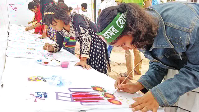 রাজশাহী বর্ণমেলায় চিত্রাঙ্কন প্রতিযোগিতায় অংশ নেওয়া শিশুরা