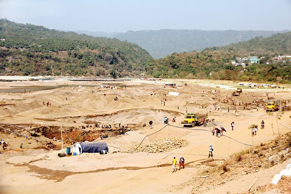 সিলেটের গোয়াইনঘাট উপজেলার জাফলংকে প্রতিবেশ-সংকটাপন্ন এলাকা ঘোষণা করা হলেও ব্যবসায়ীরা বিভিন্ন স্থানে যন্ত্র বসিয়ে পাথর তুলছেন। সোনাটিলা এলাকা থেকে তোলা ছবি l আনিস মাহমুদ