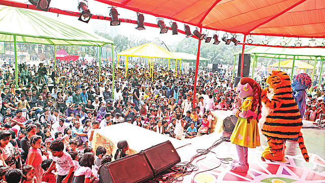 ঢাকায় বর্ণমেলার মঞ্চে সিসিমপুরের টুকটুকি, হালুম ও ইকরির পরিবেশনা