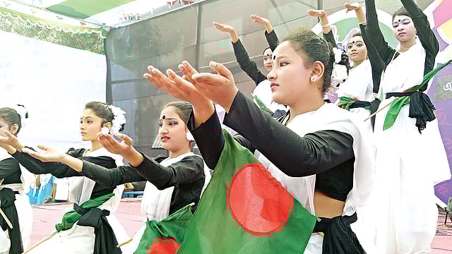 রাজশাহীতে বর্ণমেলায় শিশুদের সমবেত নৃত্য পরিবেশনা