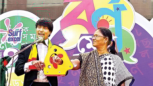 রাজশাহী বর্ণমেলার মঞ্চে জাদু পরিবেশন করছেন স্বপন দি​নার