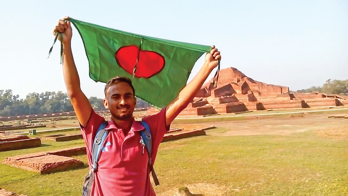 পাহাড়পুর বৌদ্ধবিহারে নাসিম তালুকদার। ছবি: সংগৃহীত
