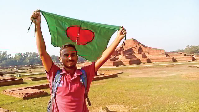পাহাড়পুর বৌদ্ধবিহারে নাসিম তালুকদার। ছবি: সংগৃহীত