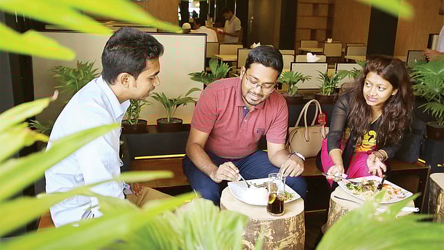 দল বেঁধে খেতে গেলে কিংবা সময় বাঁচাতে ভোজনরসিকদের পছন্দের তালিকায় থাকে সেট মেন্যু। ছবিটি গতকাল বীর উত্তম সি আর দত্ত ​রোডের দ্য কিচেন ক্যাফে থেকে তোলা l প্রথম আলো