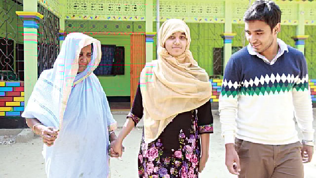 দীর্ঘ চিকিৎসা শেষে গতকাল সিলেট সদর উপজেলার হাউসা গ্রামে নিজ বাড়িতে ফিরলেন খাদিজা বেগম। দাদি আলতাফুন নেছা ও বড় ভাই শাহীনের সঙ্গে সেই চেনা উঠানে পা রাখলেন আবার l ছবি: আনিস মাহমুদ