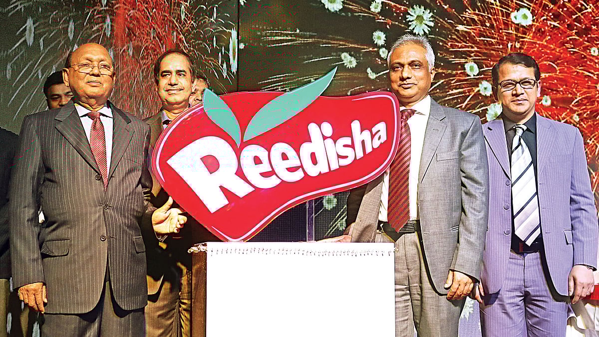 রাজধানীর র‍্যাডিসন ব্লু ওয়াটার গার্ডেন হোটেলে গতকাল কোহিনুর কেমিক্যালের নতুন ফুড অ্যান্ড বেভারেজ ব্র্যান্ড রিদিশার উদ্বোধন অনুষ্ঠানে বাণিজ্যমন্ত্রী তোফায়েল আহমেদসহ (বাঁ থেকে প্রথম) অন্যরা l ছবি: প্রথম আলো