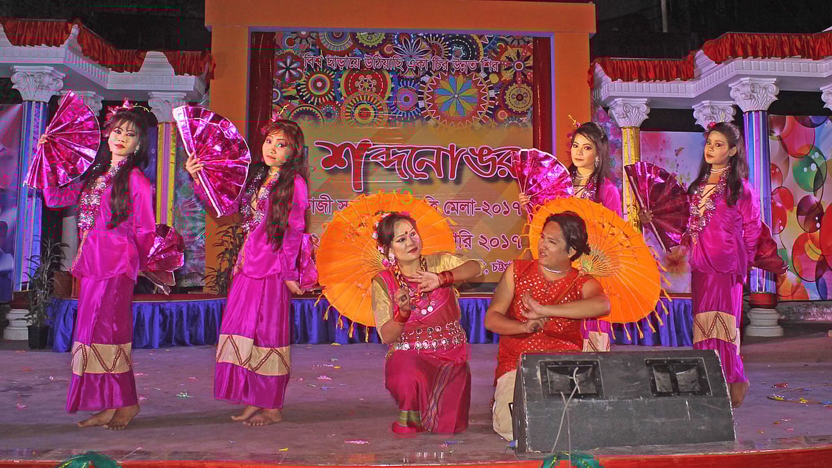 নগরের জেলা শিল্পকলা একাডেমির মুক্ত মঞ্চে শব্দনোঙরের আবৃত্তি মেলায় মারমা সাংস্কৃতিক দলের পরিবেশনা l ছবি: সংগৃহীত