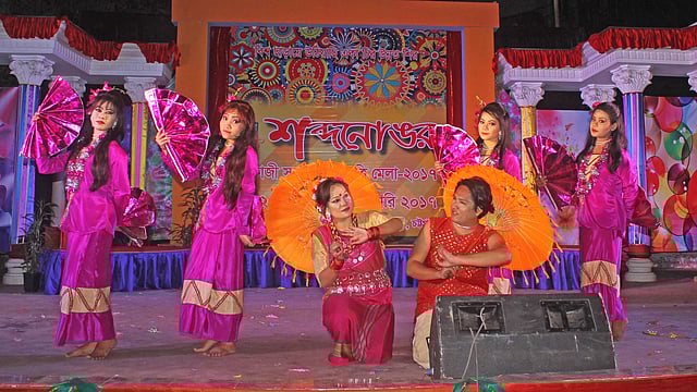 নগরের জেলা শিল্পকলা একাডেমির মুক্ত মঞ্চে শব্দনোঙরের আবৃত্তি মেলায় মারমা সাংস্কৃতিক দলের পরিবেশনা l ছবি: সংগৃহীত