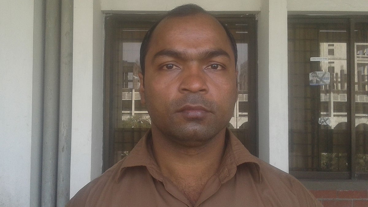 নিহত শিশু জিহাদের বাবা নাসির উদ্দিন। ছবি: আসাদুজ্জামান