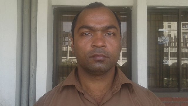 নিহত শিশু জিহাদের বাবা নাসির উদ্দিন। ছবি: আসাদুজ্জামান