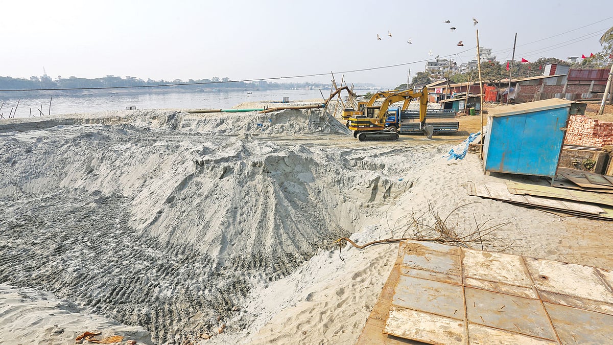 রাজধানীর পোস্তগোলা শ্মশানঘাটের পাশে বুড়িগঙ্গা নদীর পাড় দখল করে চলছে বালু উত্তোলনের ব্যবসা l ছবি: হাসান রাজা