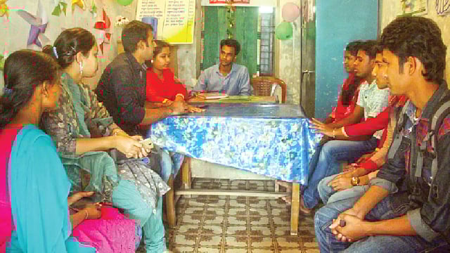 স্বেচ্ছাসেবী সংগঠন বাঁধনের কার্যালয়ে চলছে কর্মীদের আলোচনা