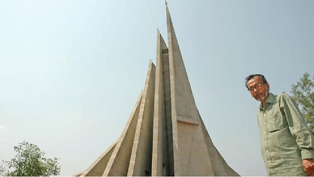 নিজের সৃষ্টির সামনে স্থপতি সৈয়দ মাইনুল হোসেন। প্রথম আলোর আলোকচিত্রী জাহিদুল করিমের ​ক্যামেরায় ২০০৬ সালে তোলা