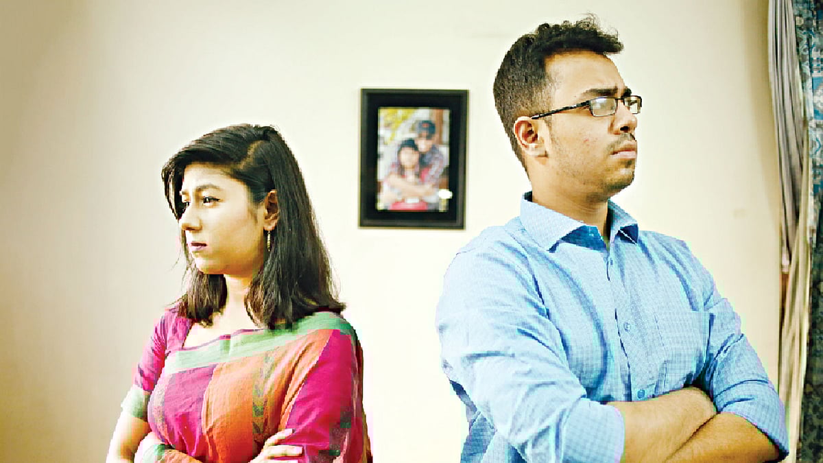 ভাইবোনের মধ্যে দূরত্ব তৈরি হলে ছোট বেলার মধুর স্মৃতি শুধুই ছবি হয়ে থাকে। ম​েডল: ইউশরা ও রাহাত, ছবি: সুমন ইউসুফ