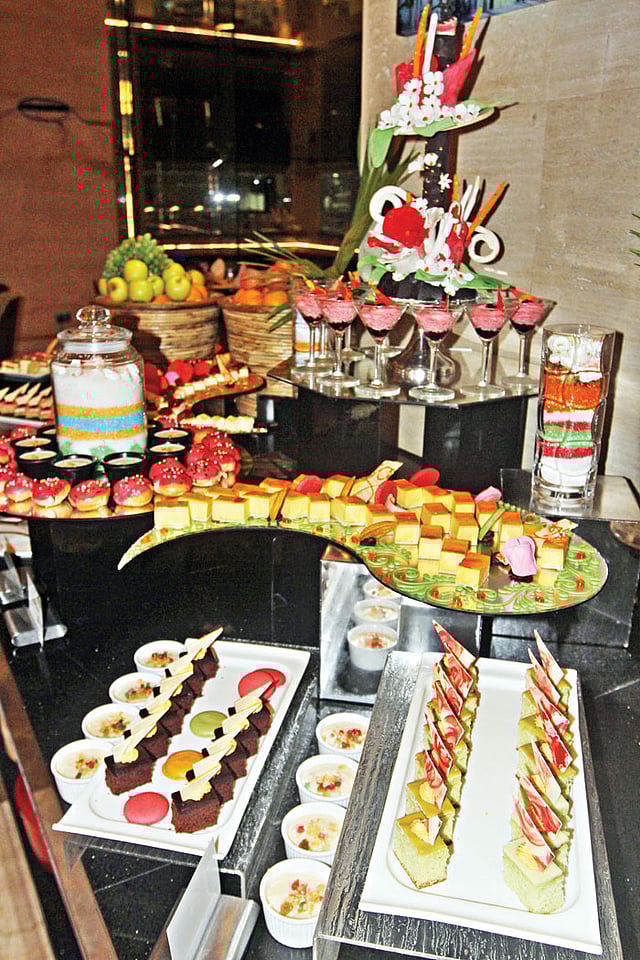 মুখরোচক নানা ডেজার্ট তো রয়েছেই  l প্রথম আলো