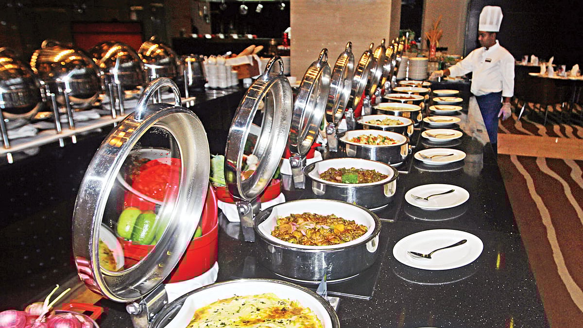 বিশ্বের বিভিন্ন দেশের নানা পদের খাবার পাওয়া যায় নগরের পাঁচ তারকা হোটেল র‍্যাডিসন ব্লু চট্টগ্রাম বে ভিউর ‘দ্য এক্সচেঞ্জ’ রেস্তোরাঁয়। রয়েছে দুপুর ও রাতে ব্যুফে খাবারের আয়োজন l প্রথম আলো