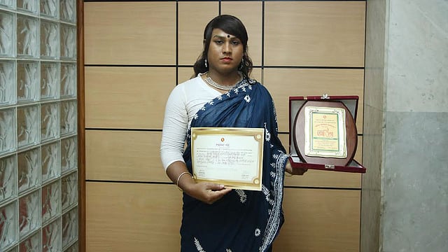 ‘জয়িতা’ পুরস্কারের ক্রেস্ট ও সনদ হাতে আরিফা ইয়াসমিন ময়ূরী। ছবি:সাবিনা ইয়াসমিন